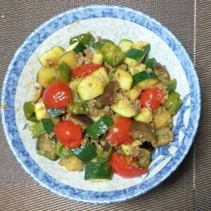 夏野菜とひき肉のゴマ味噌丼